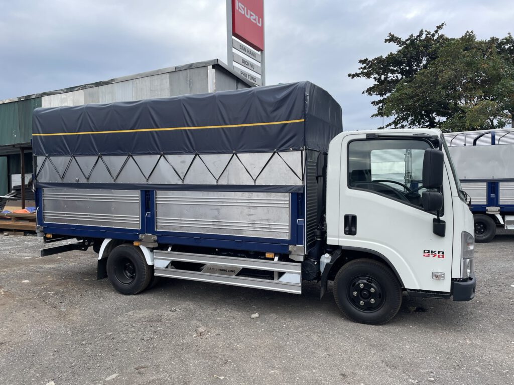 Xe tải Isuzu QKR 270 Thùng bạt